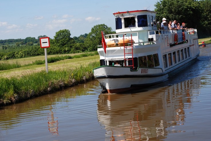 Statek żeglugi na kanale elbląskim.