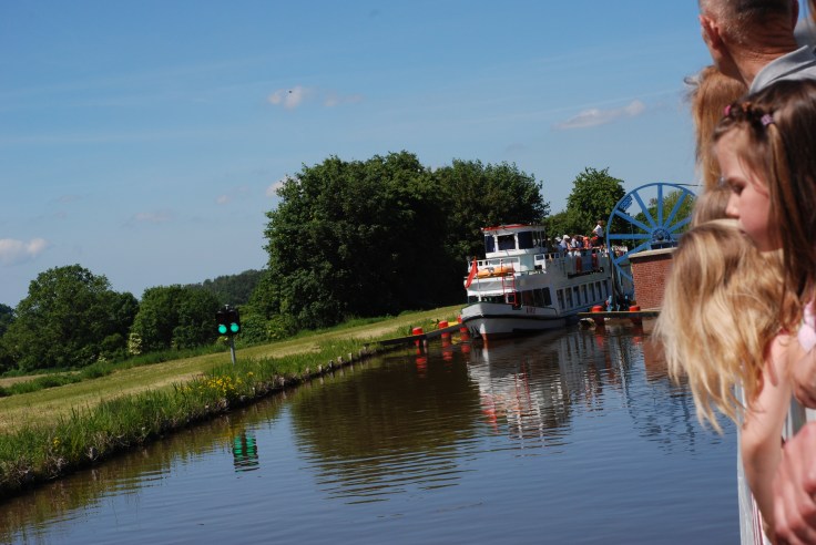 Ludzie na pokładzie statku KORMORAN. W  tle, statek przy kołach kierunkowych przy pochylni Kąty