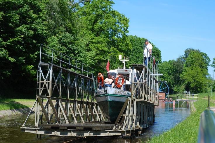 statek na pochylni  Buczyniec wyłania się z wody.