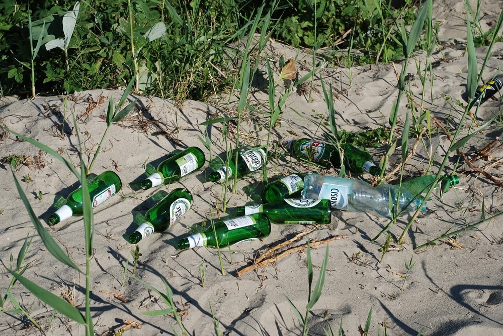 Butelki po piwie na plaży