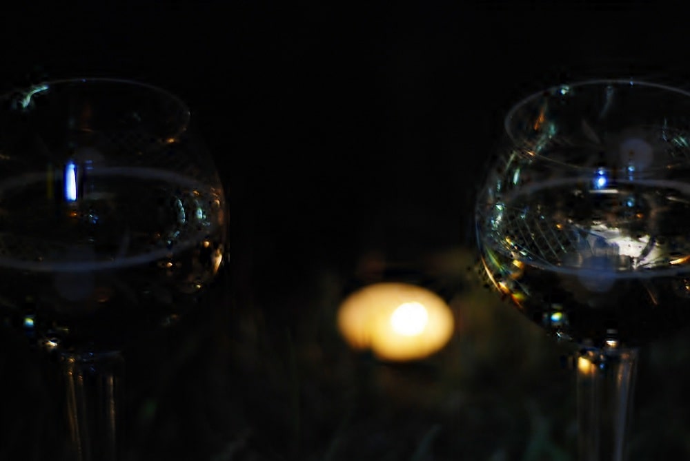 Wieczór. Świeca. Kieliszki wypełnione szampanem.