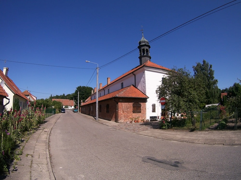 Ulica Stara. Po prawe budynek muzeum medycyny Frombork. dawniej szpital św. Ducha.