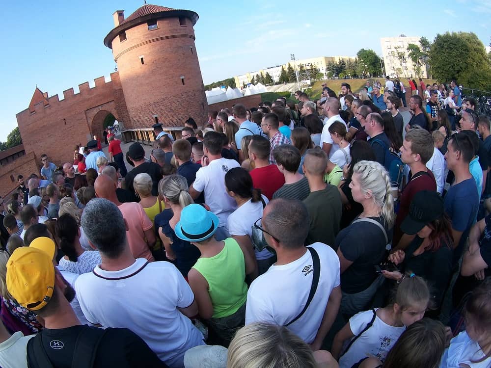 Tłum oczekujący na wejście,na rozpoczęcie rycerskiej przygody. Ludzie pod bramą nową.