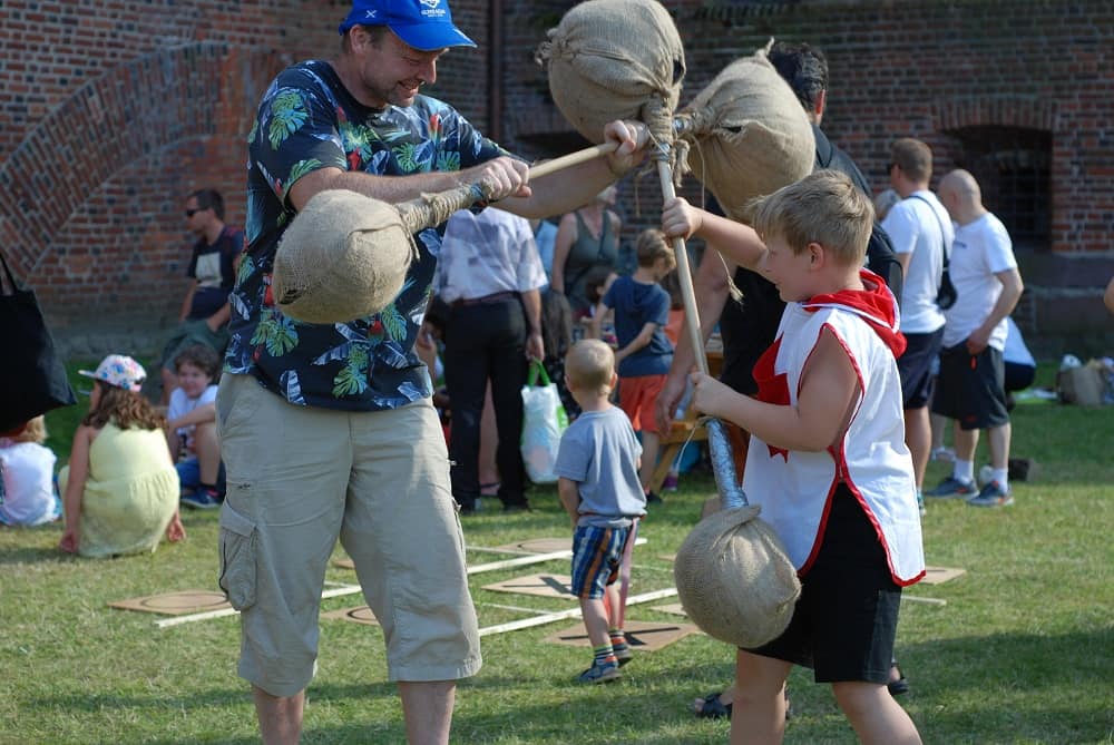 Kto kogo zżuci z belki. Broń drewniano słomiana