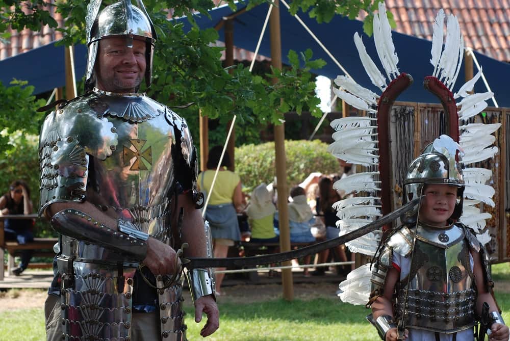 Ojciec i syn w zbrojach i z szablami.widać amatorzy, metal na gołą skórę zakładają