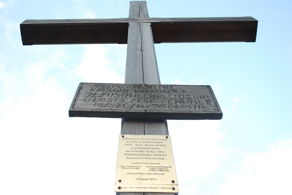 Drewniany krzyż na Łysicy