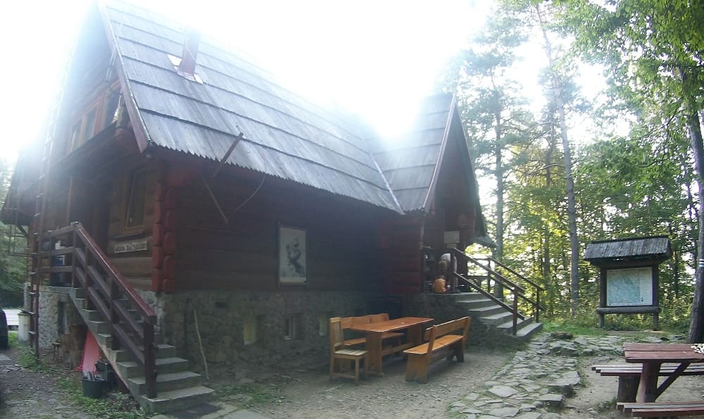 Budynek drewniany kryty gontem. Kamienna podmurówka, dwie pary schodów jedne od frontu drugie z boku. Przed schroniskiem drewniana ława.