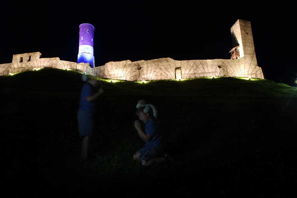 Zamek w Chęcinach w iluminacji nocnej