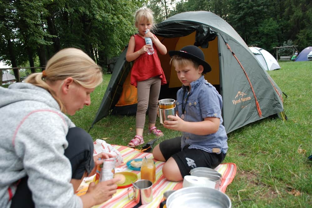 Posiłek przed namiotem.