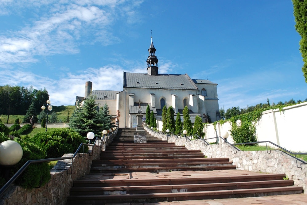 Schody prowadzące do kościoła św. Bartłomieja widocznego u ich szczytu. W połowie schodów krzyż kamienny fundowany przez księdza Czerwińskiego
