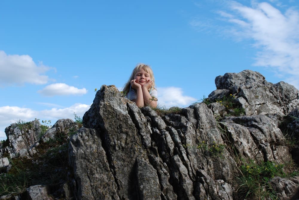 Skalny szczyt góry zamkowej 360 m.n.p.m. Zuzanna leży na skałce