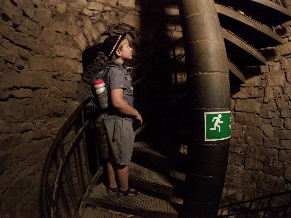 Schody na wieżę widokową w jej wnętrzu.