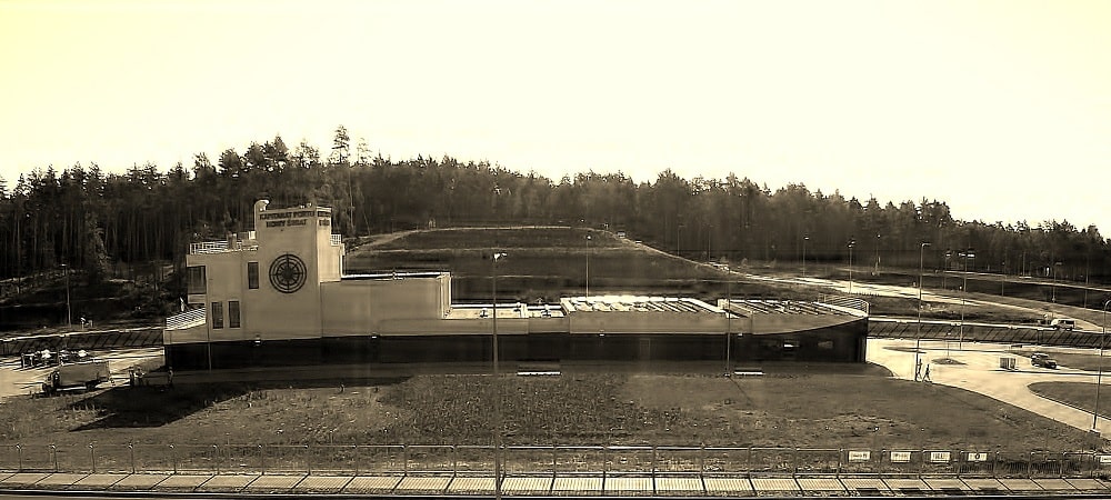 Budynek Kapitanatu przy śluzie ma kształt statku płynącego w kierunku Elbląga. Przypadek? Nie sadzę.