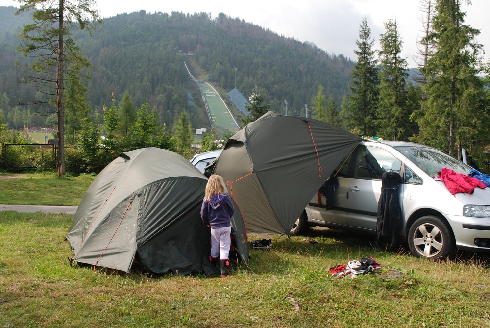 Namiot Andy IV stanowi sypialnię, Tropik namiotu Andy III pełni rolę suszarnia. Pole namiotowe pod Krokwią.