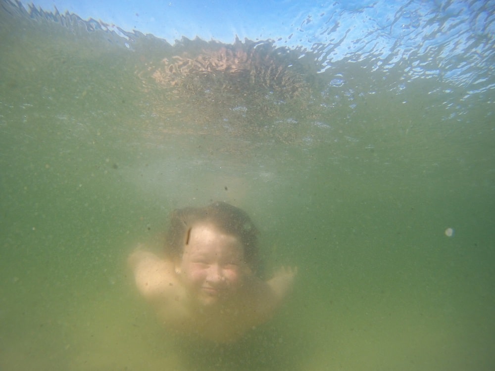 Zdjęcie podwodne nurkującego Jasia. Jeszcze nie otworzył oczu.