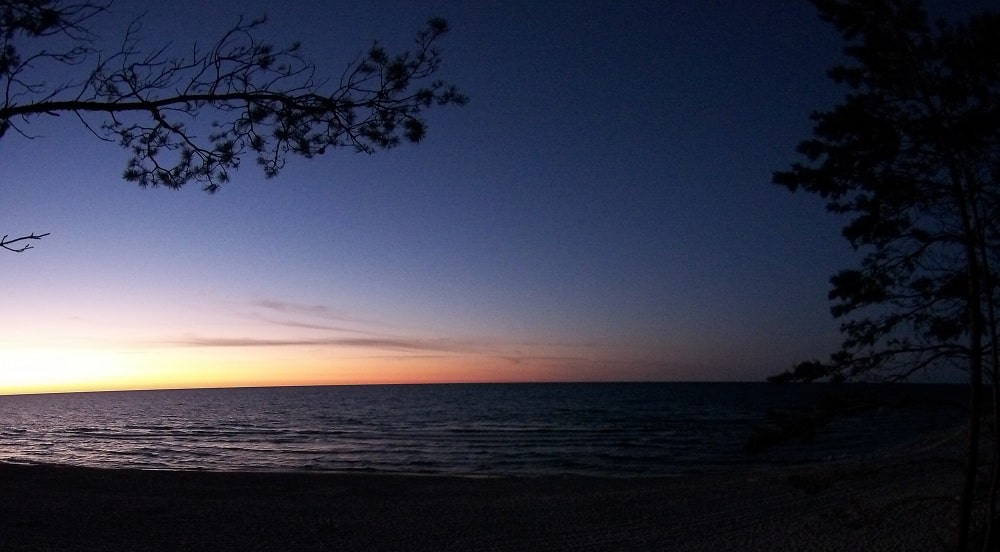 Nad morzem światło się wznosi. Czerwień powoli przechodzi w światłość .
