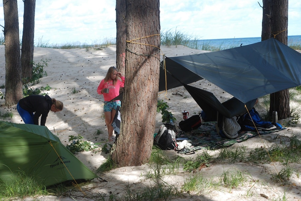 Biwak w Debkach nieopodal nagiej plaży. Jest namiot, jest hamak pod tarpem.
fot. Rafał Lipkowski TJNB