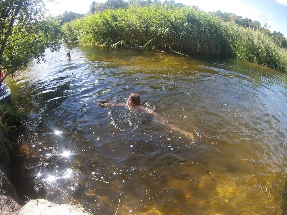 Jasiu po skoku do rzeki. Postoje na rz. Piaśnicy pozwalają dokładniej ją poznać,
fot. Rafał Lipkowski TJNB