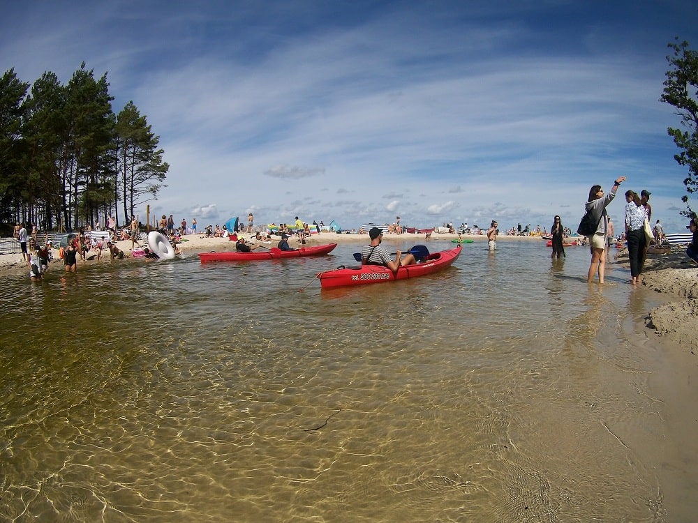 Ujście rz. Piaśnica w słoneczny dzień zaludnione, w  tą ludność często wpływaj kajakarze, jak też dzieje się na zdjęciu.
fot. Rafał Lipkowski TJNB