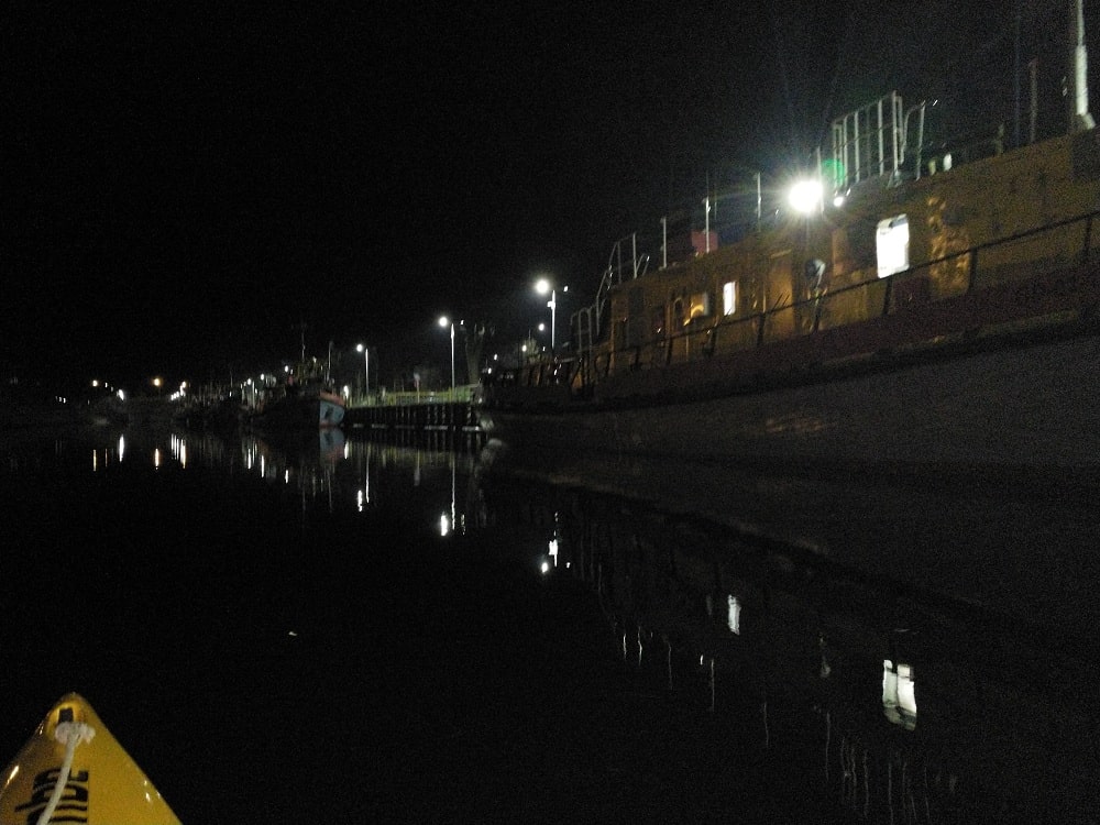 Flota lodołamaczy zacumowana w awanporcie starej śluzy.