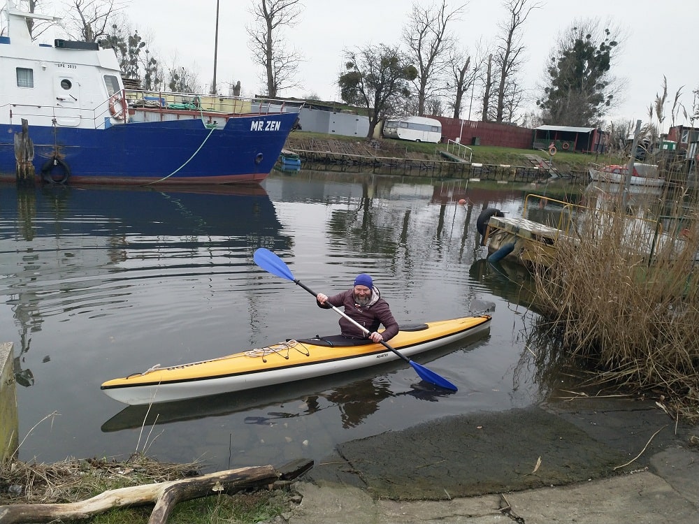 Kajak na tle statku MR ZEN. Żółty kajak z nazwą producenta na dziobie. Przystań Harcerska na ul Siennickiej w Gdańsku
