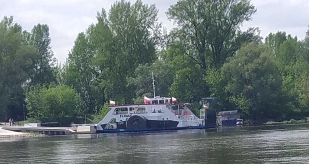 Prom bocznokołowy FLISAK dobija do lewego brzegu