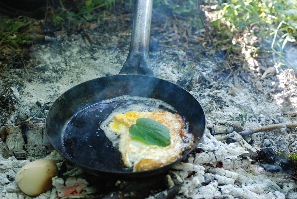 kunszt kulinarny, jajko sadzone na ognisku z liściem mięty albo pokrzywy.